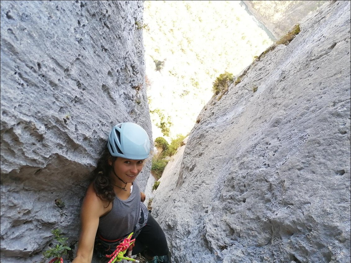 C'est reparti pour l'escalade, ici dans une grande voie à Escalès, pas très à l'aise dans cette grande fissure !