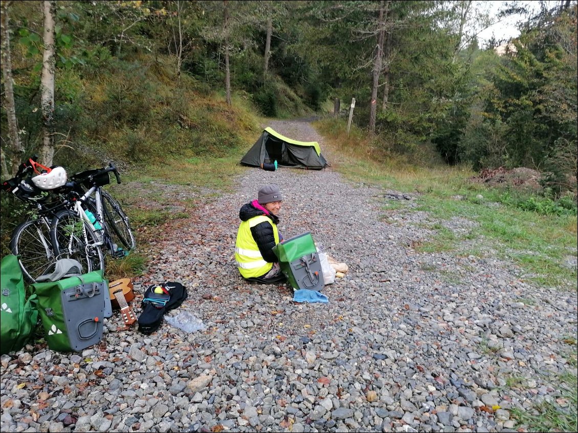 J23 : Un petit-déjeuner gilet jaune, à chanter (hurler?) et jouer de la guitare pour éloigner les chasseurs !