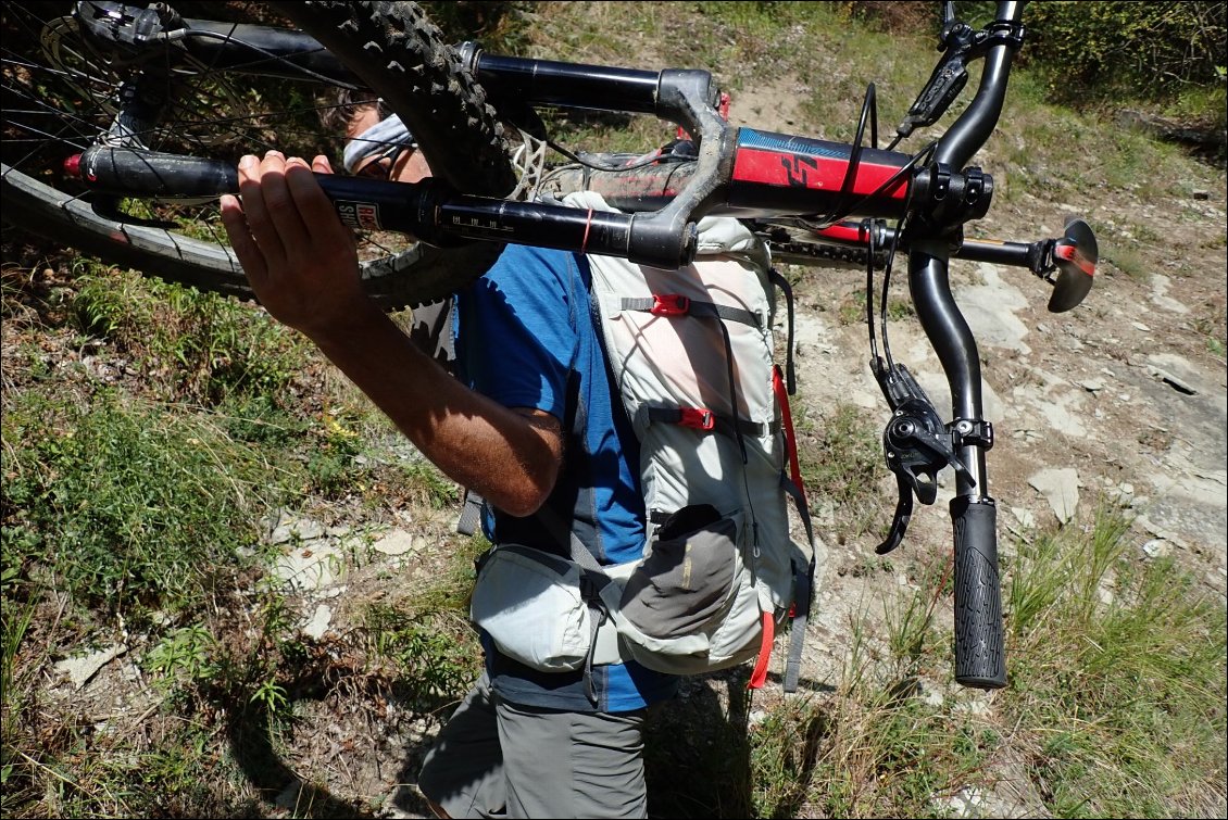 Le portage du vélo fonctionne, bien le top du sac, plutôt plat et en tissu solide s'y prête bien.