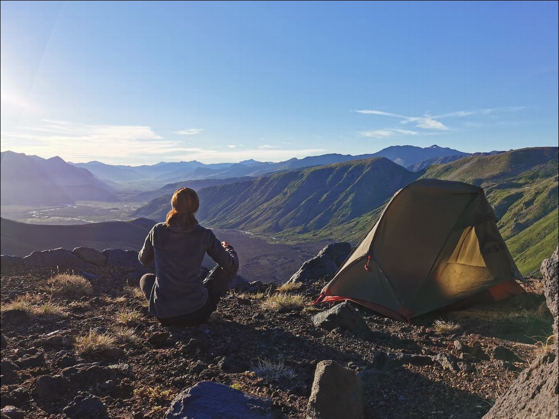 Sérénité dans les Andes, bivouac sur les hauteurs d’un volcan, face à une plaine immense et déserte.
Photo : Linda Bortoletto