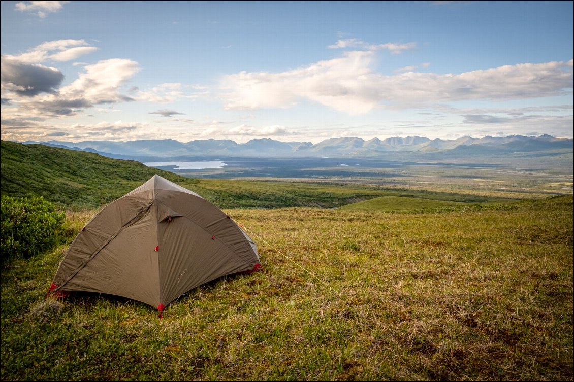 Embrasser l’horizon. Au pied du mont Decoeli dans le Kluane, l’ouverture
sur l’horizon est une véritable bouffée d’oxygène avant une ascension un
peu difficile le lendemain.
Photo : Nelly Guidici