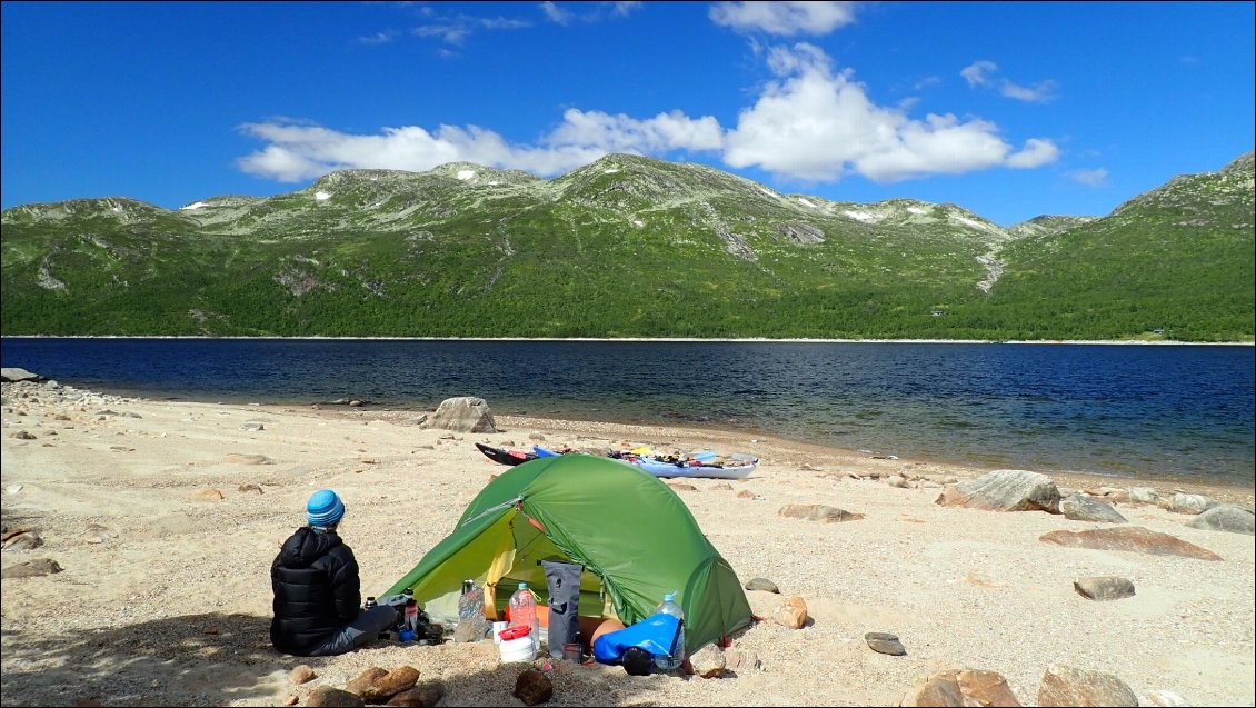 Bivouac sur les berges du lac Mosvatn, Norvège.
Olivier et Johanna des premières nuits à la belle à Carnets d'Av.
Photo : Olivier, Carnets d'Av.