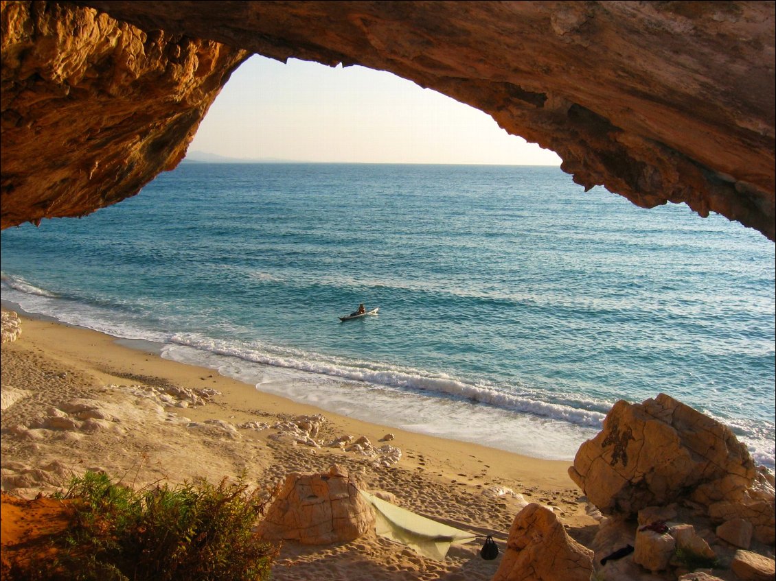 Bivouac à Cala Luna en Sardaigne. Traversée de la Méditerranée en kayak de mer.
Olivier et Johanna des premières nuits à la belle à Carnets d'Av.
Photo : Olivier, Carnets d'Av.