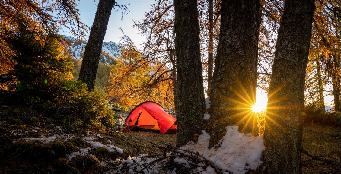 Anthony, à contre-courant vers les montagnes.
Encore aujourd’hui, je ne me lasse pas d’aller bivouaquer à deux pas de
chez moi. Par simple loisir, et par plaisir d’une vie que j’aimerais la plus simple
possible. Je ne recherche plus la déconnexion, très tendance au demeurant
(#digitaldetox), mais juste un petit moment d’immersion. Et si des belles lumières s’invitent, c’est le bouquet.
Photo : Anthony, Carnets d'Av.