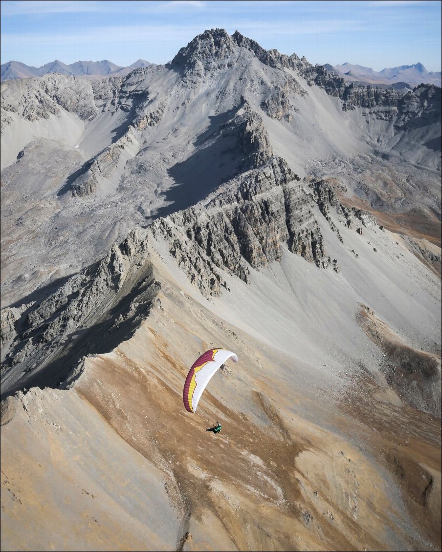 Vol automnal dans le Queyras, aux abords du grand Rochebrune (3320m, au fond sur la photo).
Décollage possible de Clot la Cime au-dessus du col de l'Izoard.
