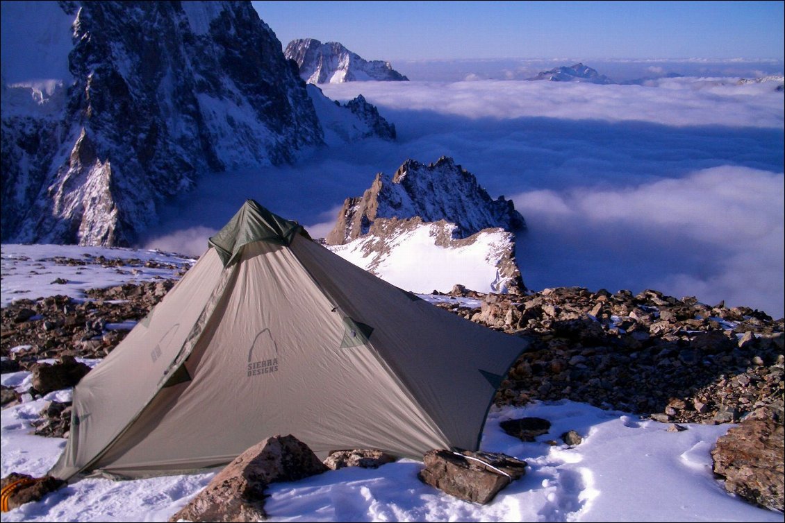 Bivouac à 3600m avec mon premier tipi Sierra Designs, il y a 12 ans. Je profite d'une micro-plateforme (enfin, pour un "plat" relatif !) pour m'installer, un peu en dessous du pic Coolidge, en plein cœur du massif des Ecrins. Leurs modèles ont bien évolué depuis !