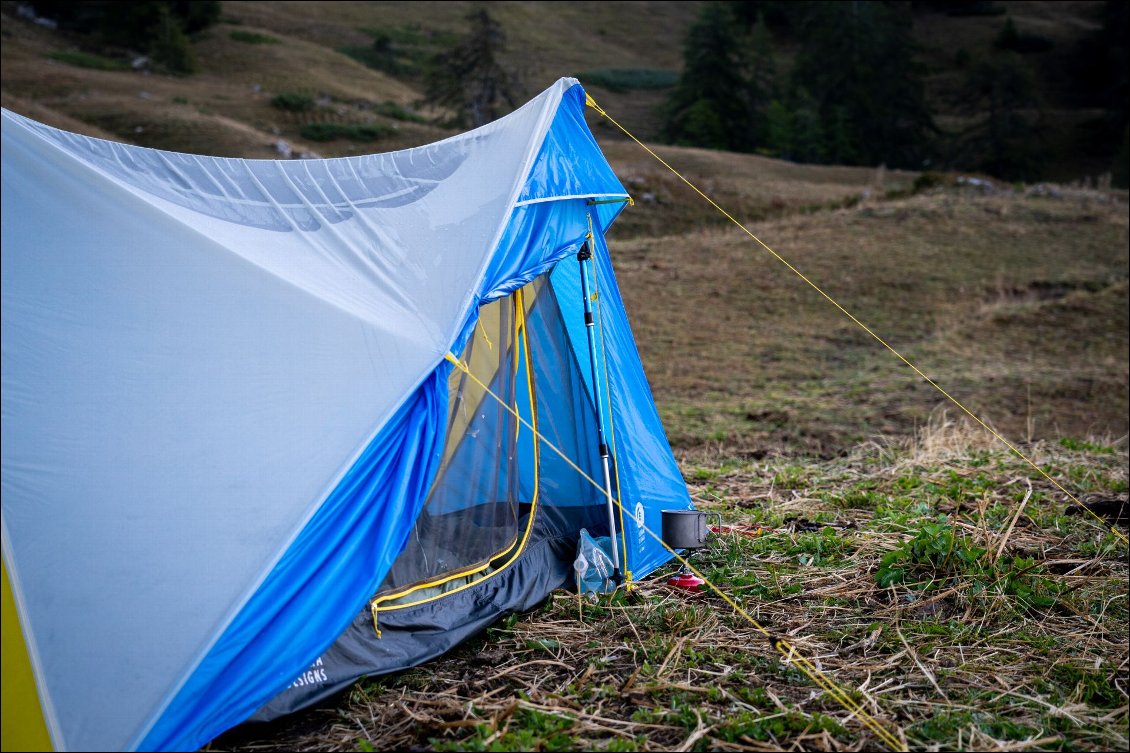 Attention toutefois à ne pas trop les serrer, sinon la chambre viendra toucher la faitière, comme ce matin-là.
