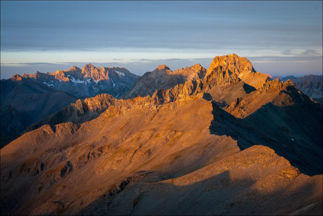 Soleil inespéré.
Quelques rayons se sont glissés dans un petit interstice à l’horizon.
Les crêtes minérales s’enflamment.