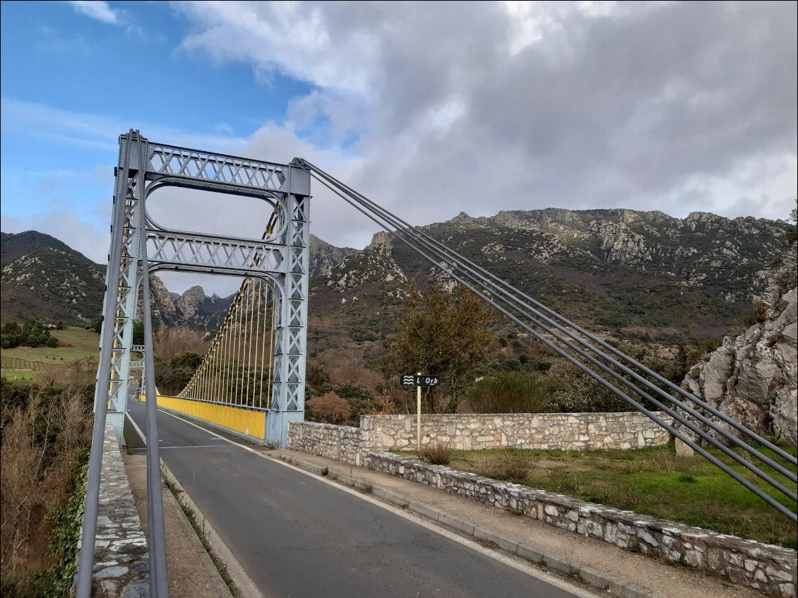 Voilà le pont sur l'Orb: on va tourner à gauche pour rejoindre la voie verte