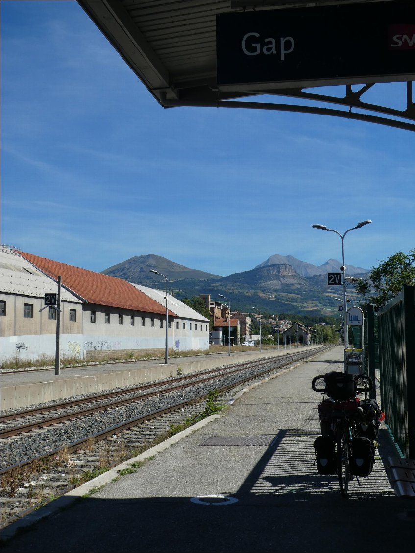 De la gare de Gap on devine les contreforts de Chorges : Magnifique jardin privée de la rédac ;)
