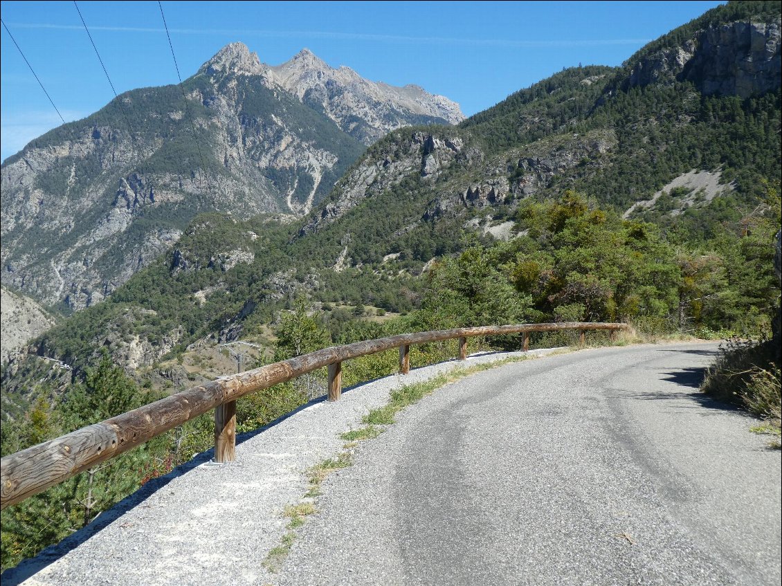 une partie de la route des gorges du Guil après Guillestre est interdite au vélo. on emprunte une petite route qui elle est interdite au voiture. moment de tranquillité avant de retrouver la circulation.