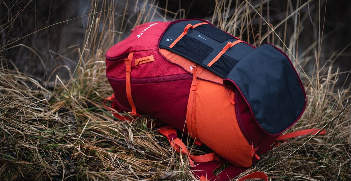 La poche "basse" est prévue pour ranger ses outils et une carte. Peu épaisse, elle offre un accès rapide sans défaire son sac. On voit aussi les sangles de compression bien placées. Celle du haut est munie d'un clip, pour pouvoir ouvrir le sac en grand.