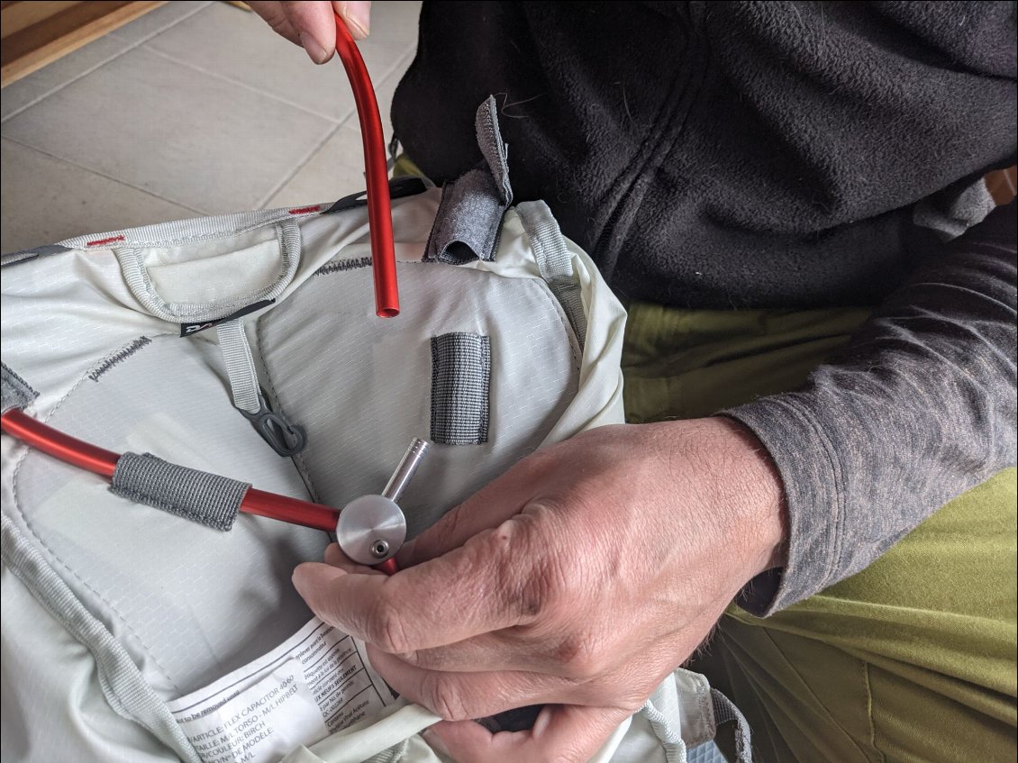 Démonter ensuite les branches hautes du Y, c'est juste emmanché, ça s'enlève très facilement mais il faut rapprocher les passant en sangle du cylindre argenté pour enlever la force latérale qui peut s'exercer sur l'arceau.