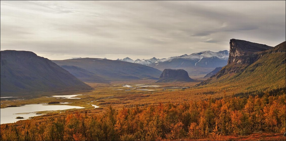 Sarek NP. La fameuse vallée de Rapadalen, le lac Laitaure, Skierffe à droite, Nammásj au milieu.