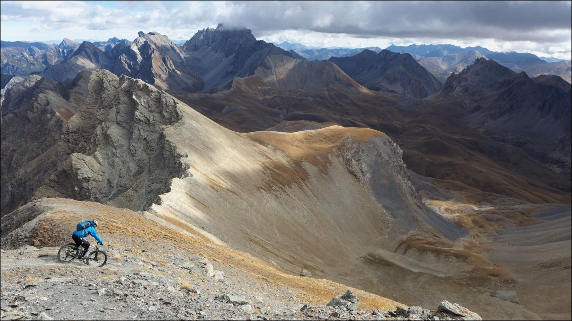 Sur le fil de la frontière, entre le val d’Orrenaye et le sauvage haut val Maira.
Photo : Michael Charavin