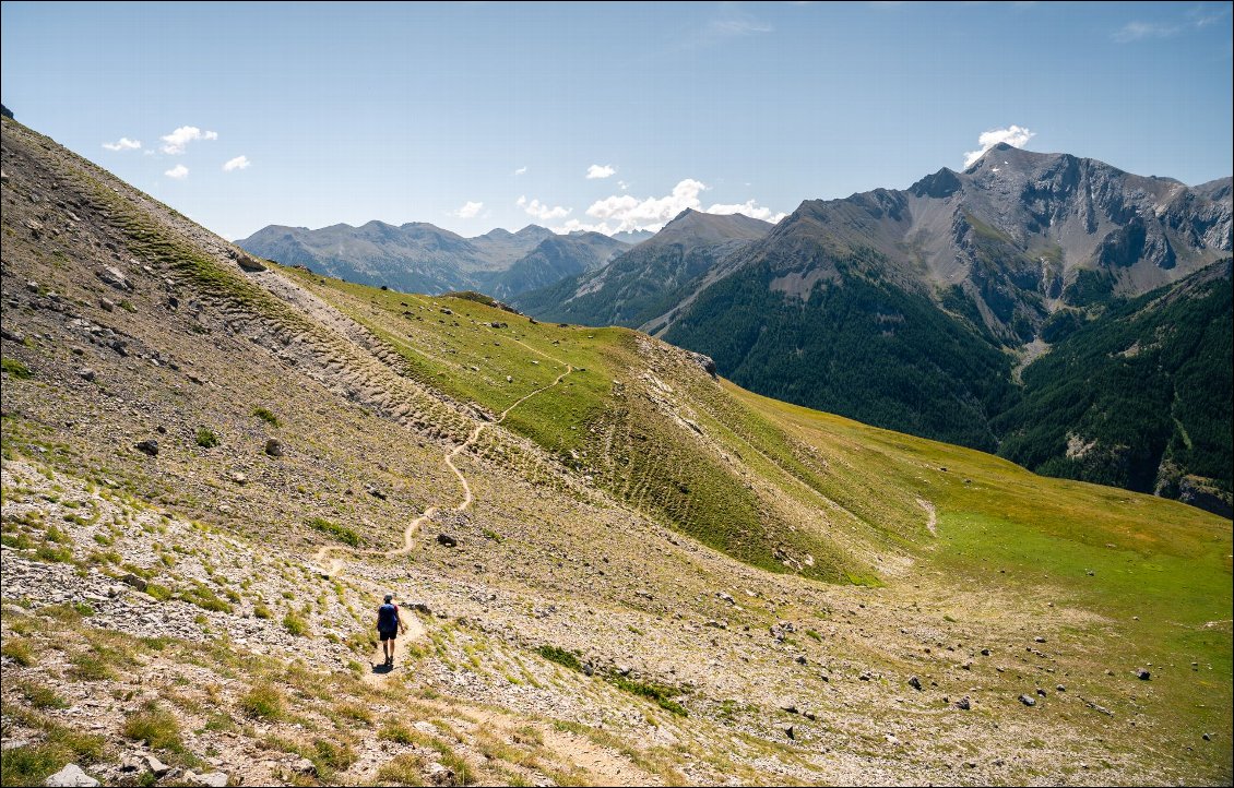 Belle traversée sur les faces sud, le Mercantour est à portée de chaussures, en second plan.