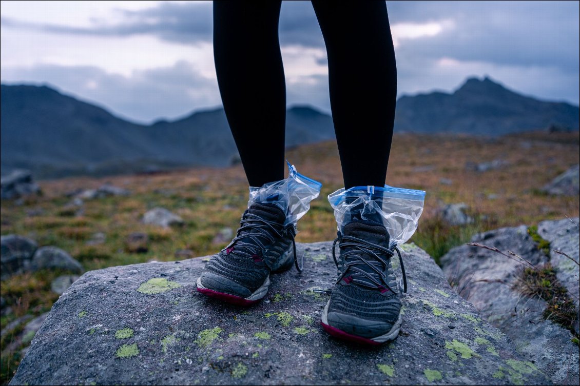 La technique ultime pour garder les chaussettes sèches au bivouac, lorsque les chaussures sont trempées.