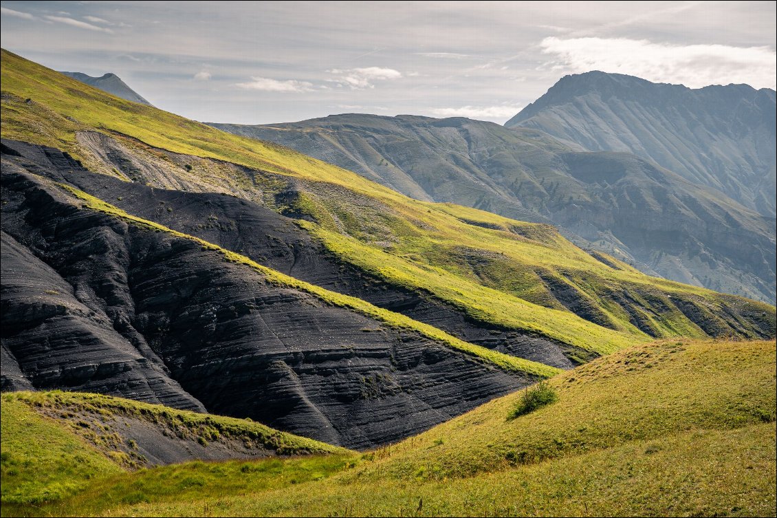Marnes versus herbe. Au loin, le col de Pal vers lequel nous nous dirigeons.