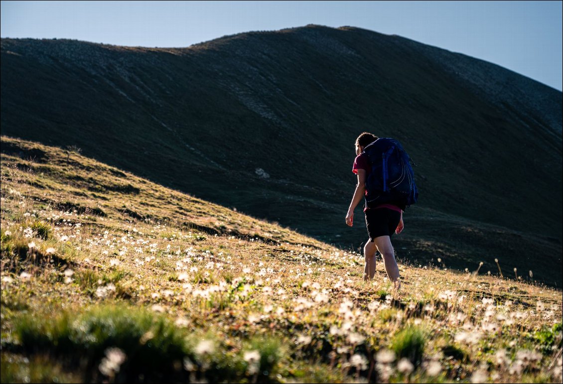 Montée paisible vers le col des Monges.
