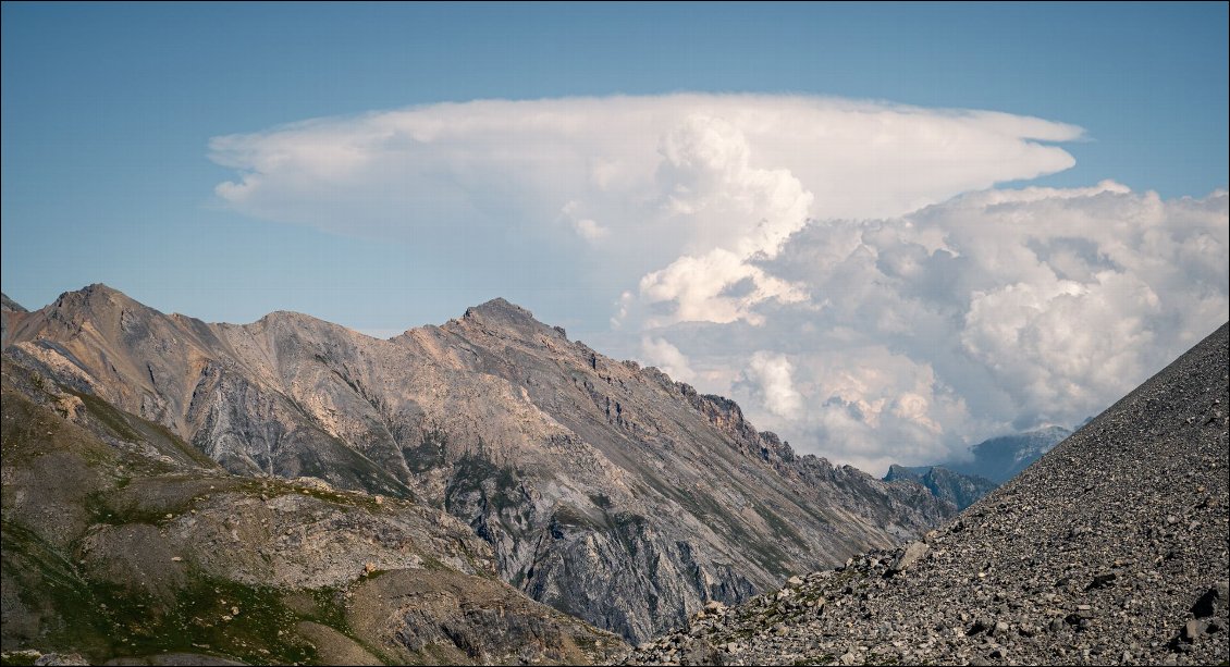 Joli cumulonimbus qui a "tapé" le plafond de la troposphère.