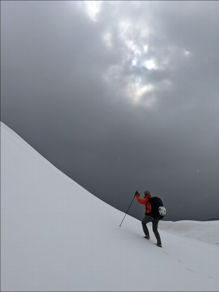 Mais du coup superbes jeux de lumière.
Nous montons vers un décollage possible sur la crète en espérant que les averses de neige s'estompent