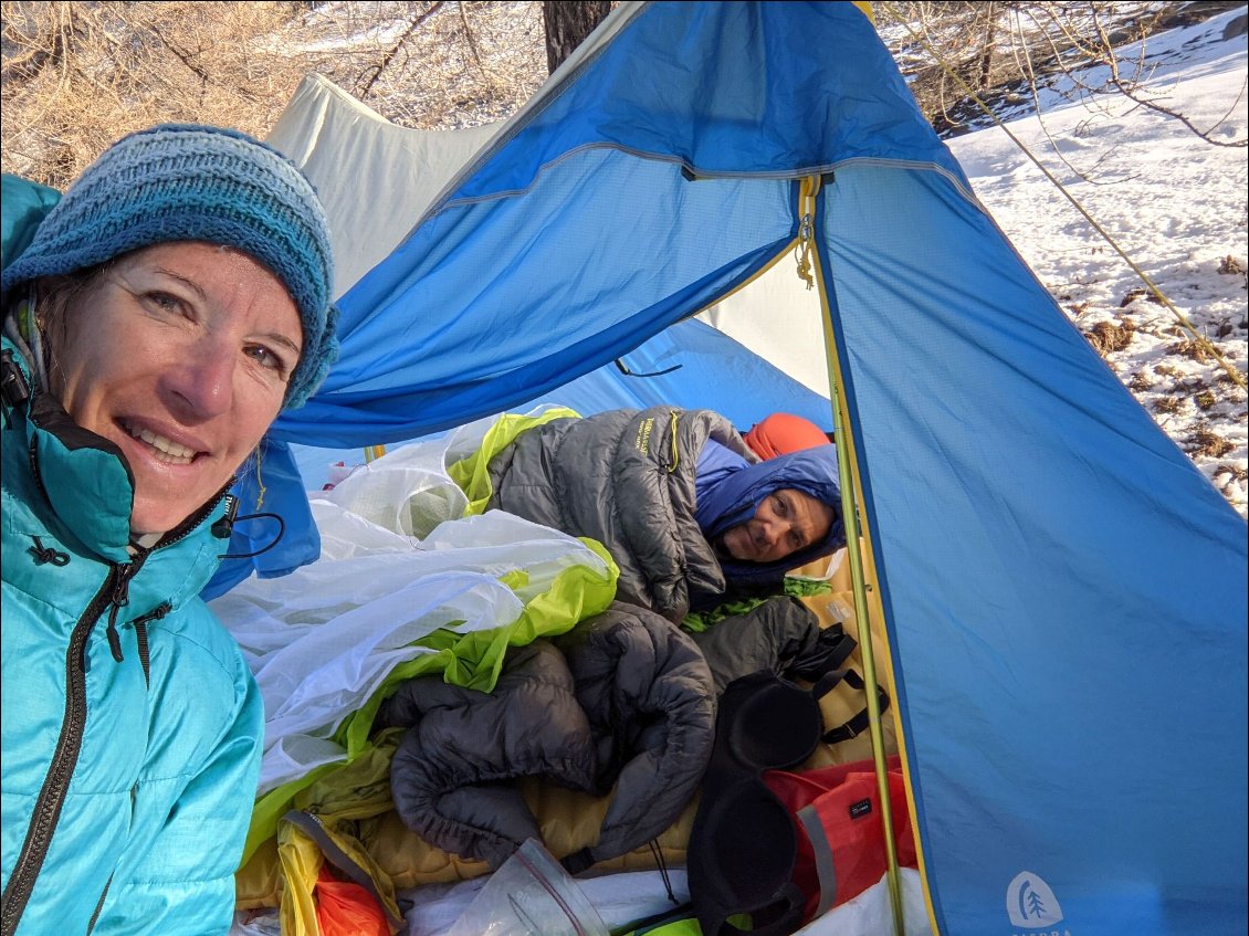 On a déplié une des ailes de parapente pour améliorer notre isolation thermique. Notre condensation entre l'aile et le sac de couchage est gelée.