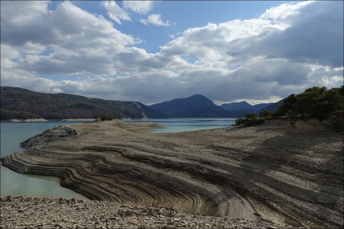 Le "marnage" du lac de Serre-Ponçon