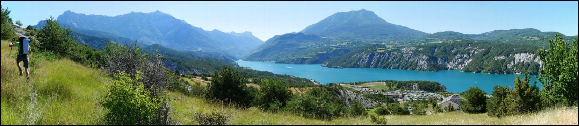 Peu après le départ, le lac de Serre-Ponçon est encore proche