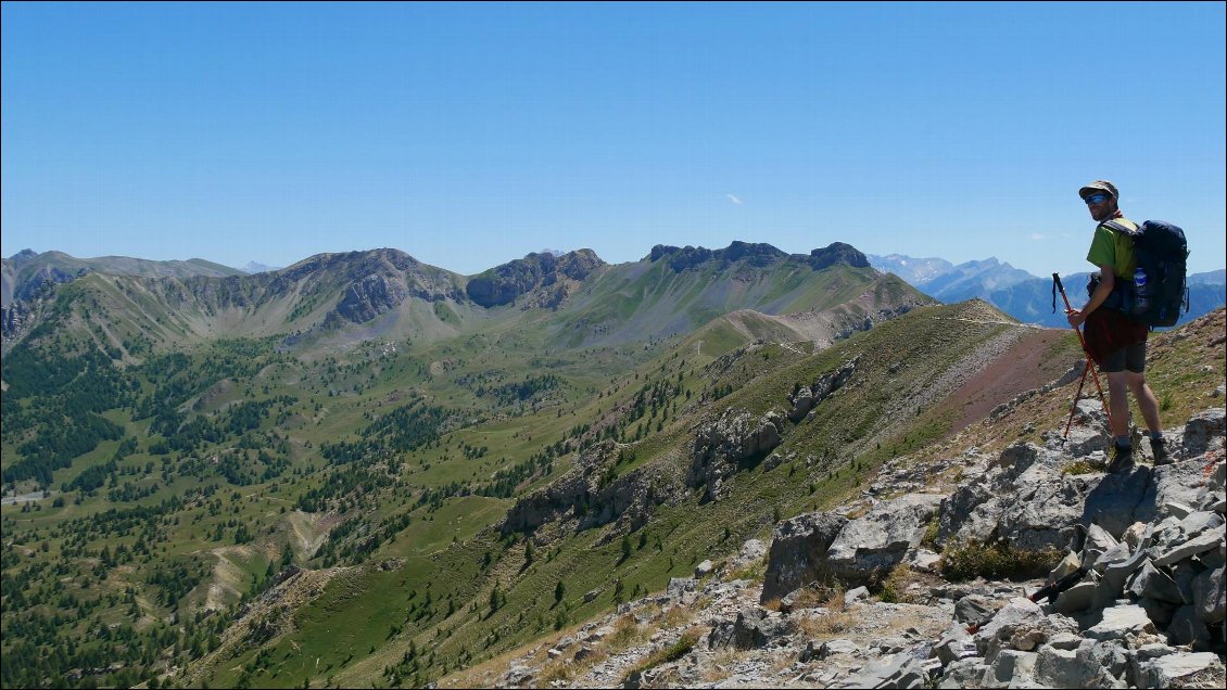 Avec vue sur les crêtes à suivre