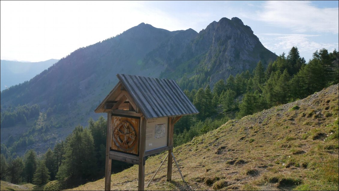 Au Col de la Rousse avec la vue sur les prochaines crêtes