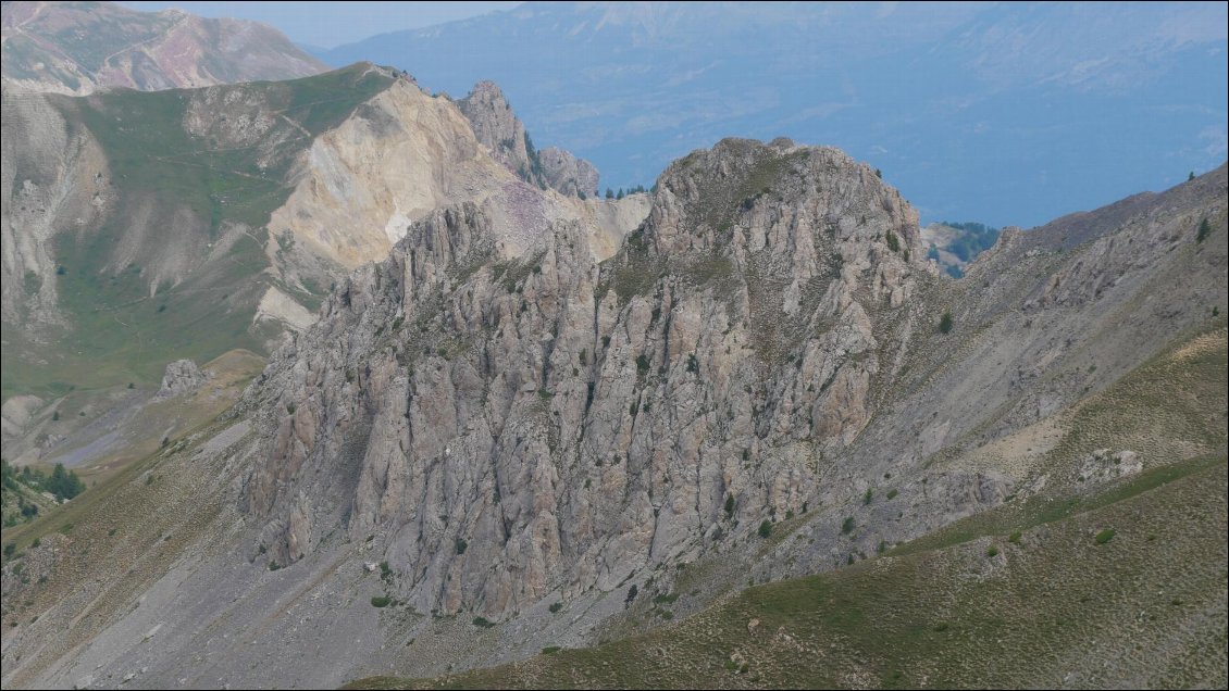 Dans le rétro, le Pic de Charance et l'ensemble des rochers du Voyer