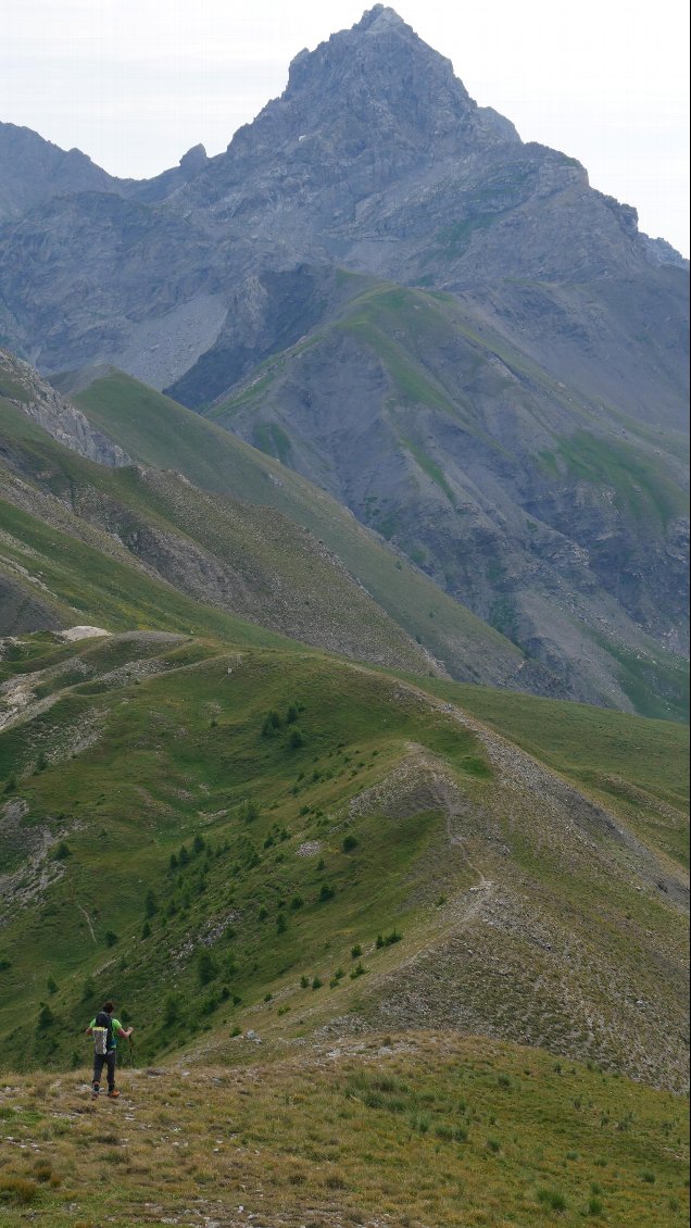 Au premier plan, on profite de la croupe herbeuse débonnaire avant d'affronter la terrible montagnette au dernier plan