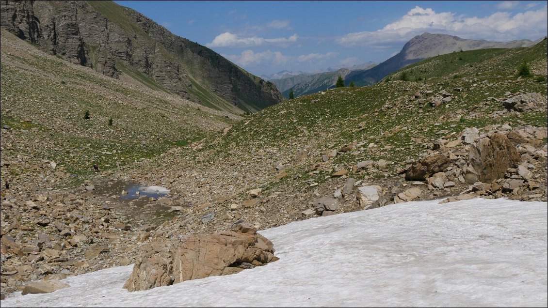 Toujours être stratégique avec la neige (on voit la petite flaque où se déverse un mince filet d'eau)
... surtout quand il fait chaud et que les sources se font rares