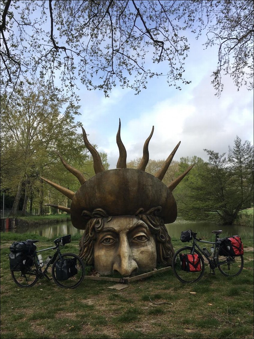 La statue de RIQUET au seuil de Naurouze (ligne de partage des eaux du canal du midi entre méditerranée et atlantique)