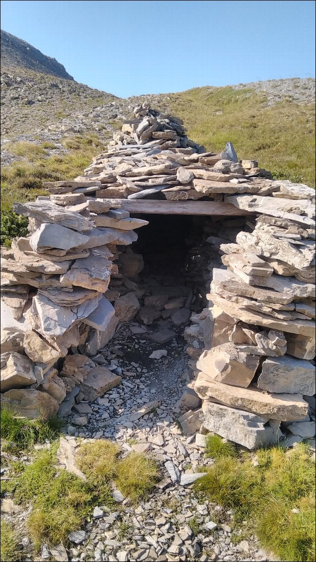 Petit abri au col du Crachet