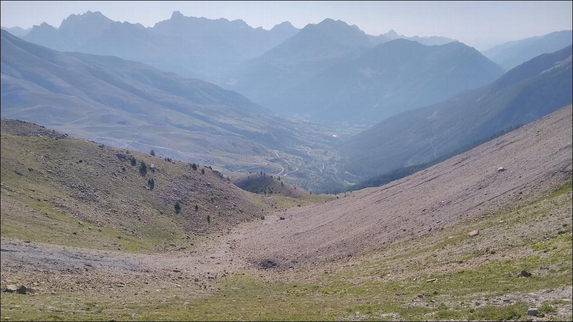 Vue sur la route du Col de Vars et le massif du Chambeyron en arrière plan