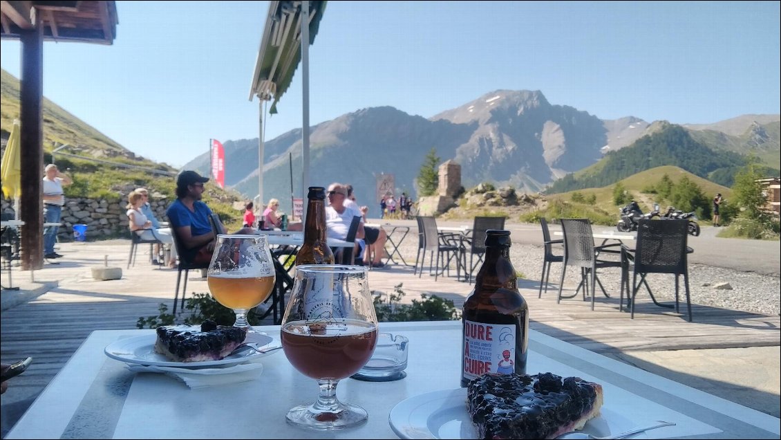 Quoi de mieux pour récupérer qu'une bonne bière locale "Dure à Cuire" et la tarte aux myrtilles