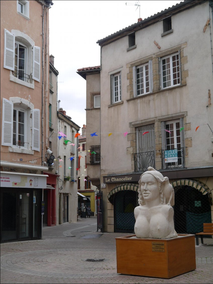 Issoire, épicerie bio dans la ruelle à gauche