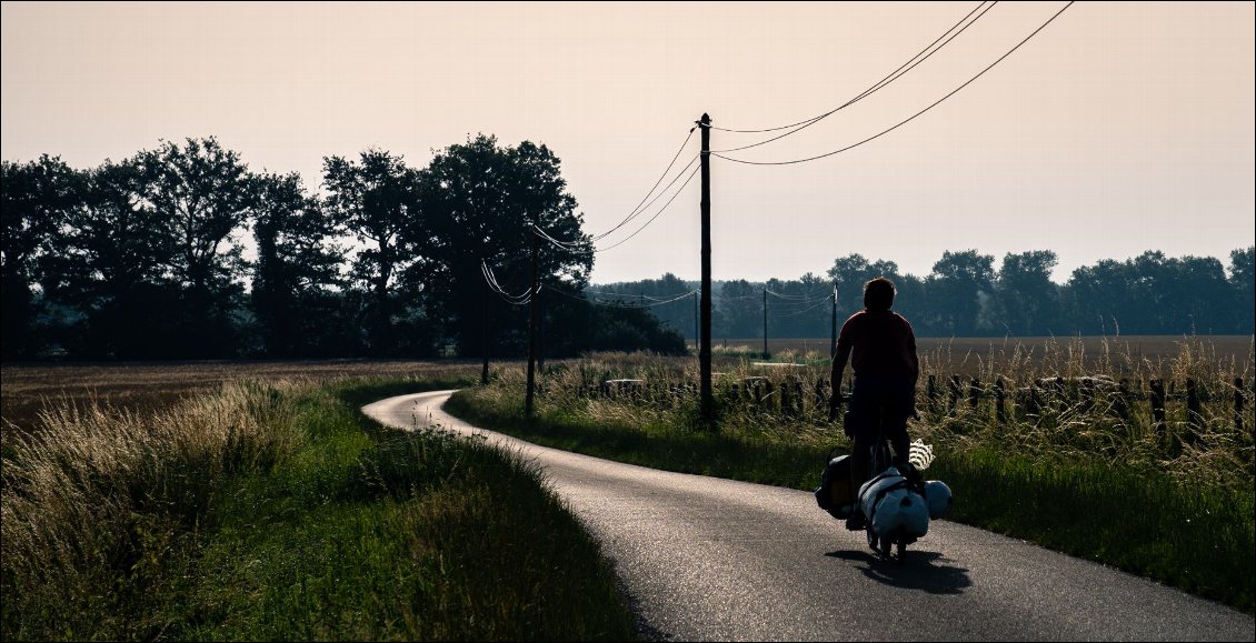 De petites routes désertes traversent ces plateaux.