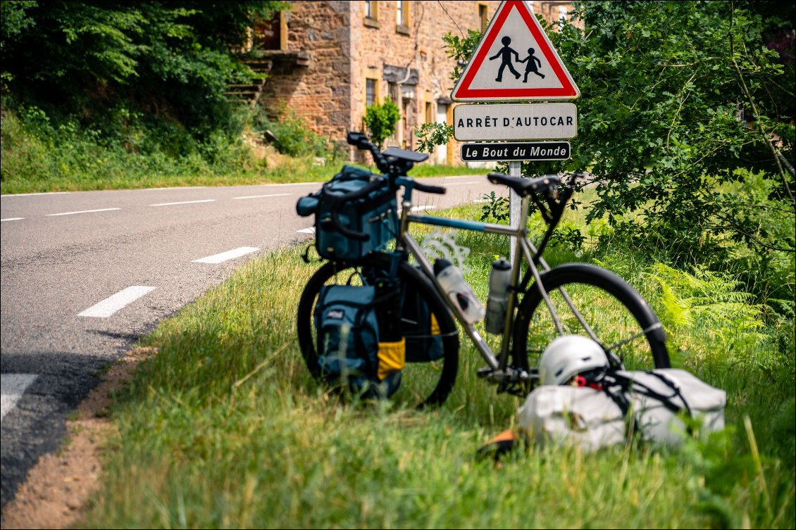 Les petites routes de France ont toujours l'air de bout du monde.