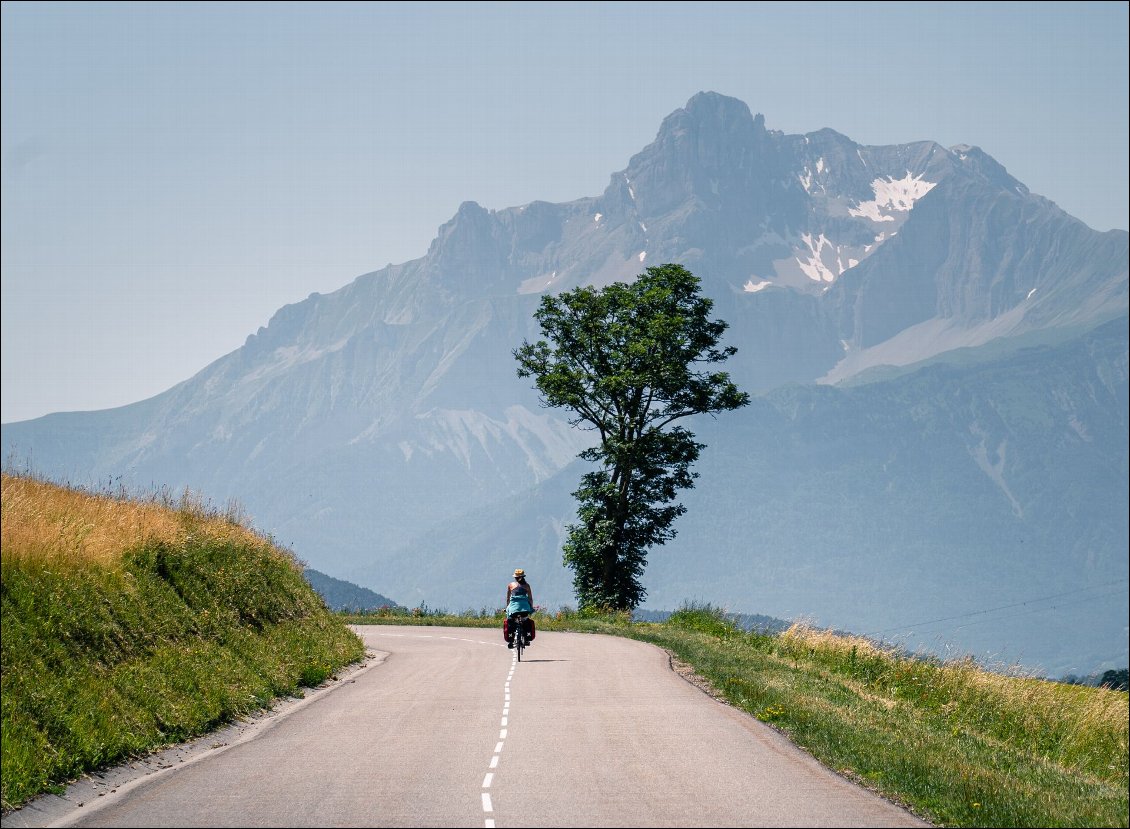 Au loin, l'Obiou, dans le massif du Dévoluy, vers lequel on se dirige...