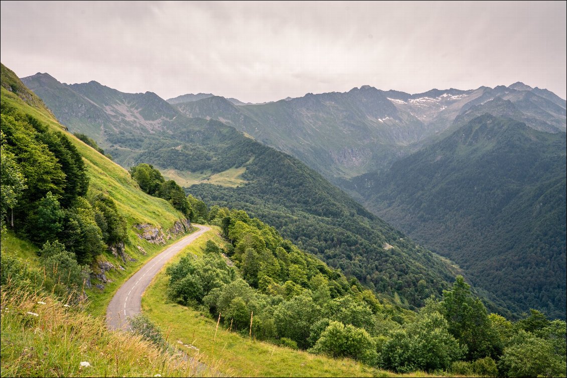 Montée au col d'Agnes, le ciel hésite entre soleil et pluie...