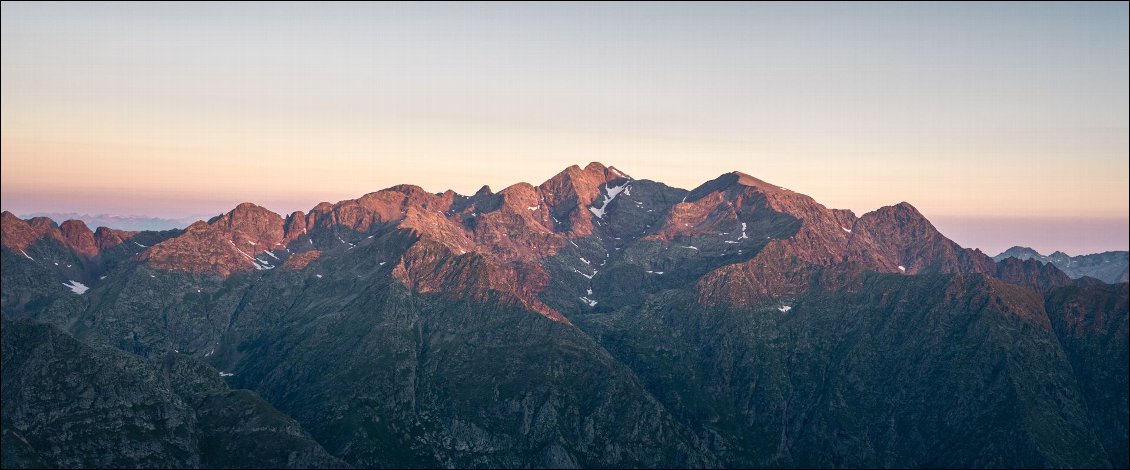 Le pic du Montcalm rosi par les premières lueurs.