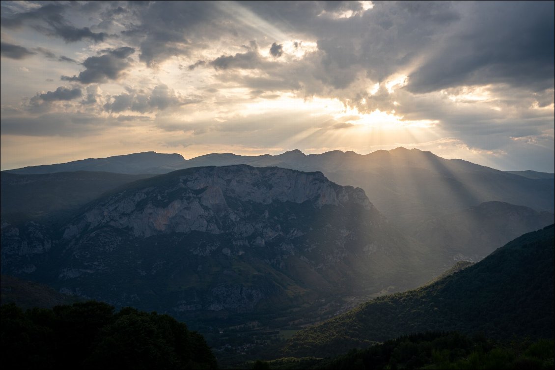 Puits de lumière au réveil.
En contrebas, la vallée vers laquelle je me dirige.