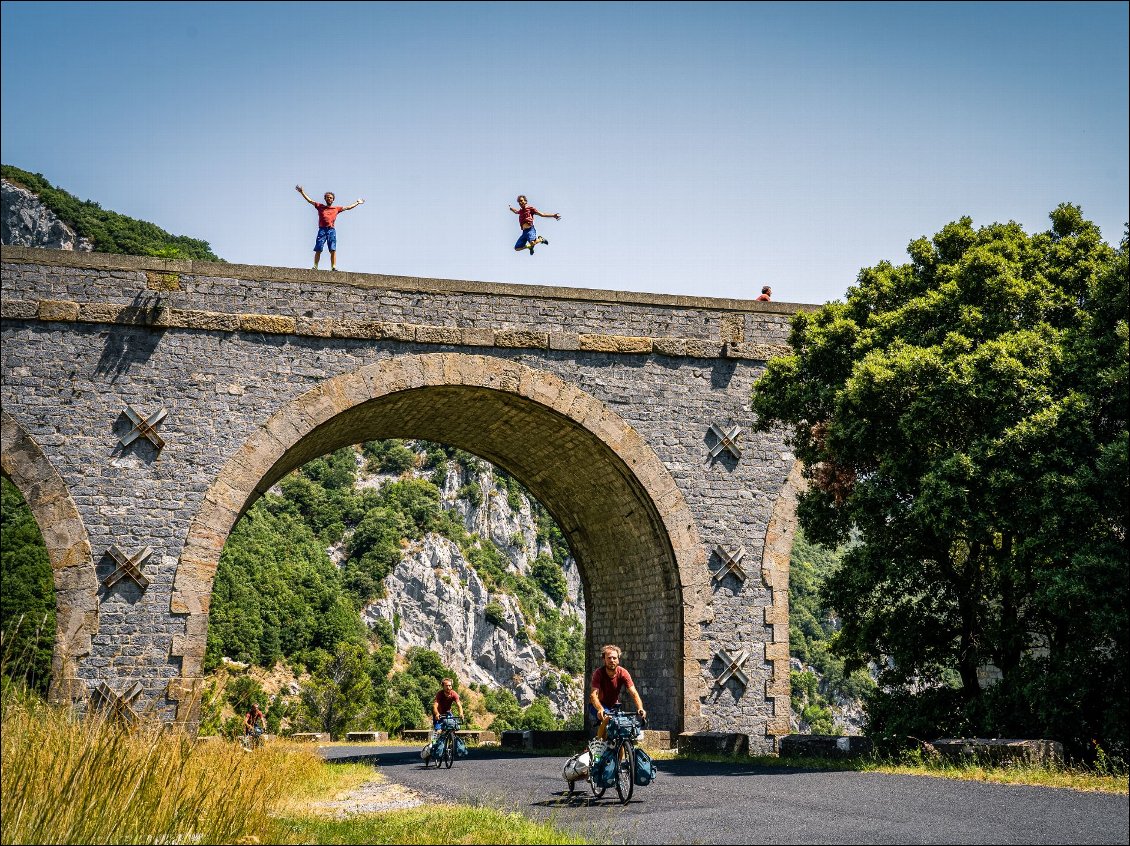 Dans la montée du col de St Louis, la route fait un tour complet !