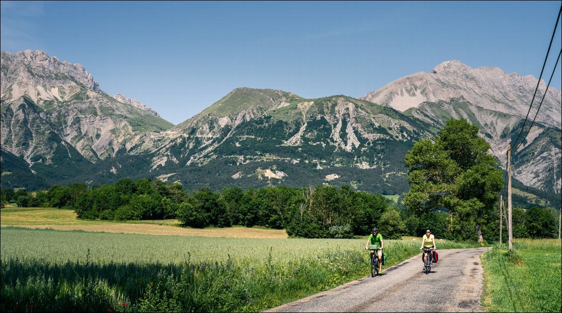 Au pied du col, qu'on devine au loin, ainsi que la route qui y monte.