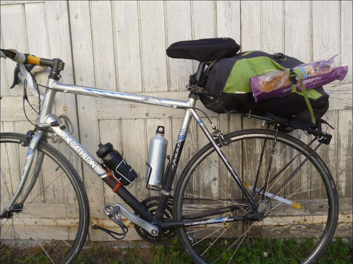 Le sac de bivouac... sans oublier la baguette de pain !