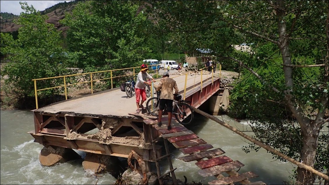 Kyrgyzstan : des routes souvent surprenantes