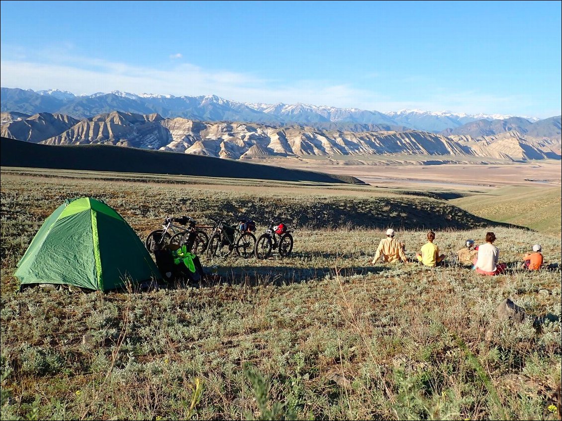 Kyrgyzstan : Bivouac dans la région de Togtogul aprés une longue journée de vélo sous la chaleur