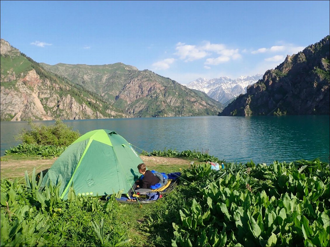 Kyrgyzstan : bivouac dans le parc Sary Chelec, réservoir de biodiversité à l'ouest du pays